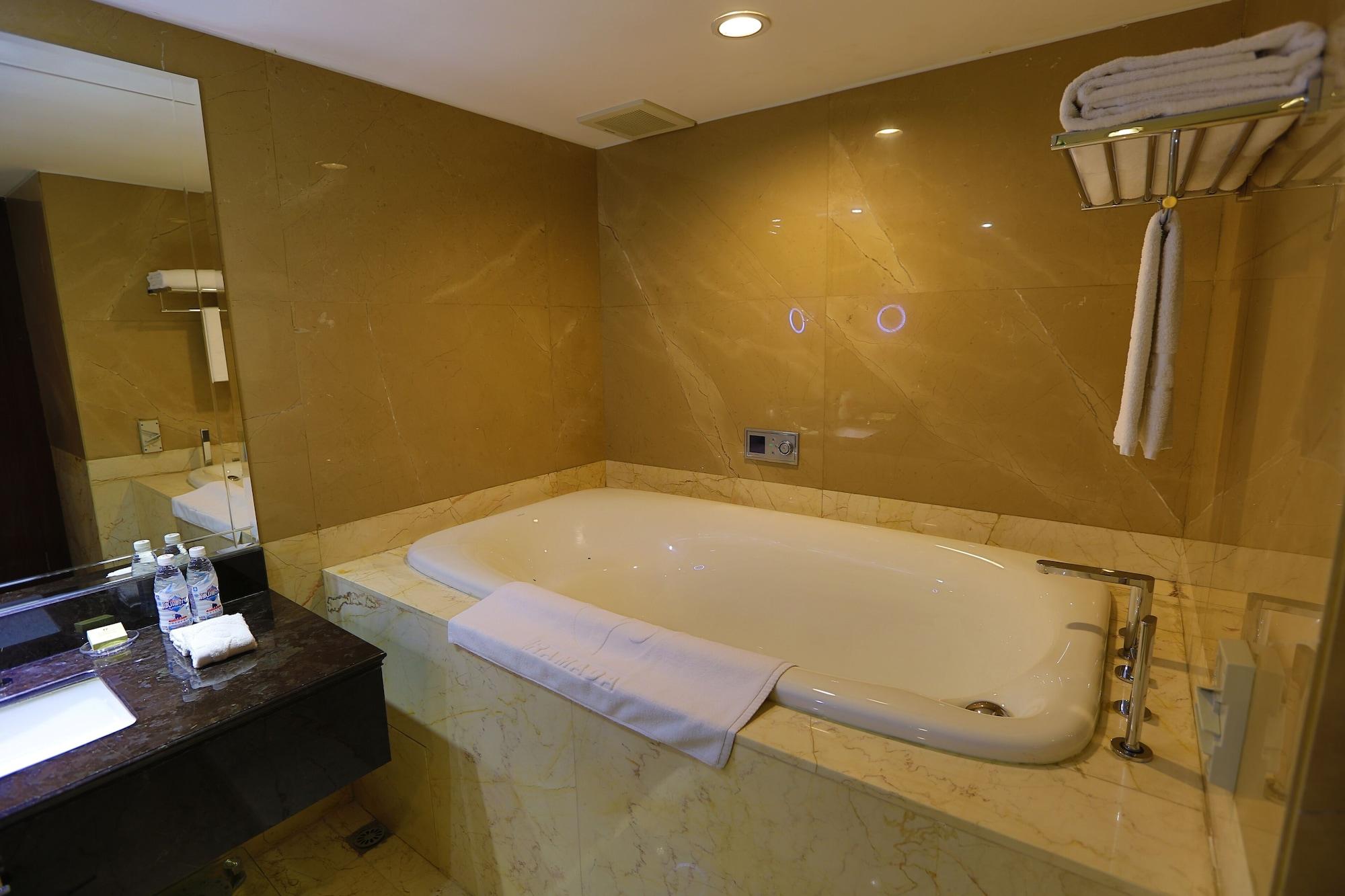 Ramada Chengdu North Hotel Bagian luar foto